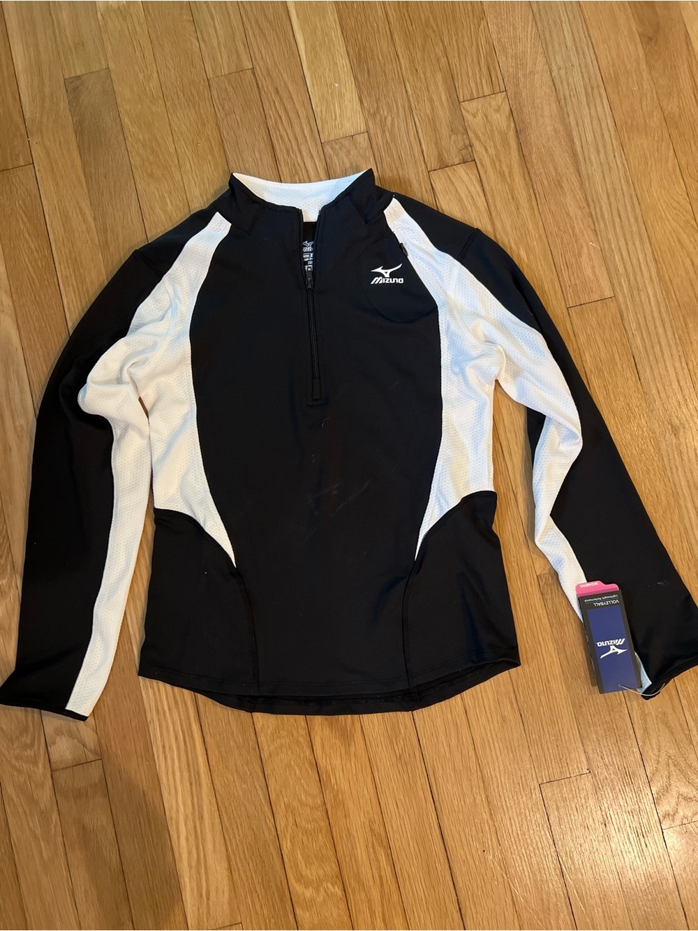New with tags Mizuno Women’s Black and White Quarter Zip Volleyball Jacket